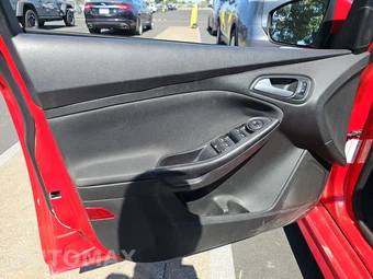 2015 Ford Focus SE Hatchback – miniatura 9
