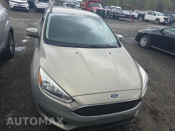 2015 Ford Focus SE Hatchback – miniatura 2