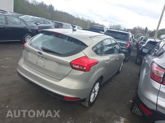 2015 Ford Focus SE Hatchback – miniatura 4