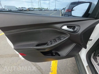 2015 Ford Focus SE Hatchback – miniatura 9