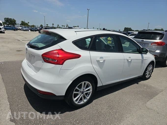2015 Ford Focus SE Hatchback – miniatura 4