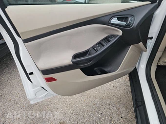 2015 Ford Focus SE Hatchback – miniatura 9