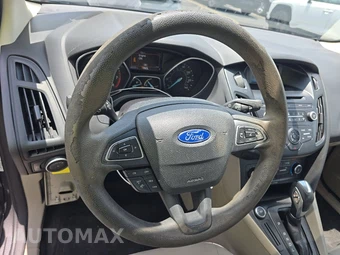 2015 Ford Focus SE Sedan – miniatura 10