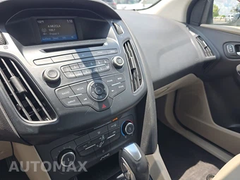 2015 Ford Focus SE Sedan – miniatura 11