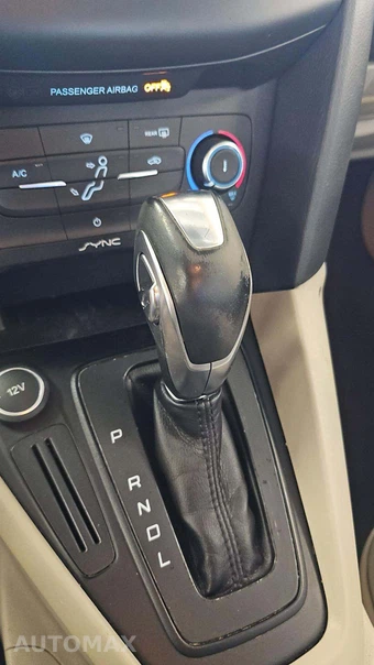 2015 Ford Focus SE Sedan – miniatura 21