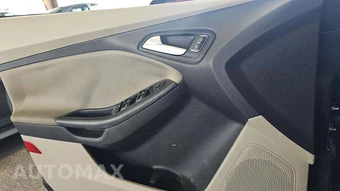 2015 Ford Focus SE Sedan – miniatura 23