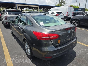2015 Ford Focus SE Sedan – miniatura 6