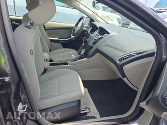2015 Ford Focus SE Sedan – miniatura 8