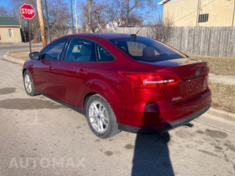 2015 Ford Focus SE Sedan – miniatura 8