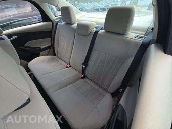 2015 Ford Focus SE Sedan – miniatura 13