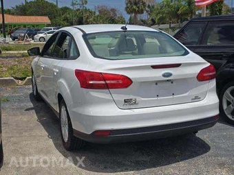 2015 Ford Focus SE Sedan – miniatura 2