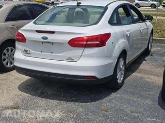 2015 Ford Focus SE Sedan – miniatura 3