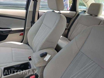2015 Ford Focus SE Sedan – miniatura 8