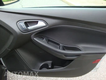 2015 Ford Focus SE Sedan - miniatura 14