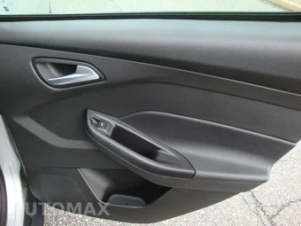 2015 Ford Focus SE Sedan - miniatura 16