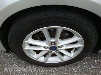 2015 Ford Focus SE Sedan - miniatura 22