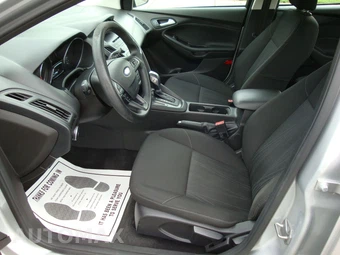 2015 Ford Focus SE Sedan - miniatura 9