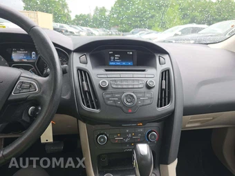 2015 Ford Focus SE Sedan – miniatura 10