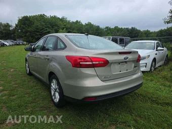 2015 Ford Focus SE Sedan – miniatura 2