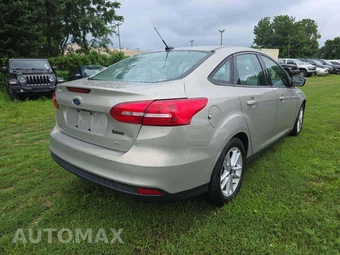 2015 Ford Focus SE Sedan – miniatura 3