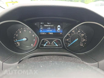 2015 Ford Focus SE Sedan – miniatura 9
