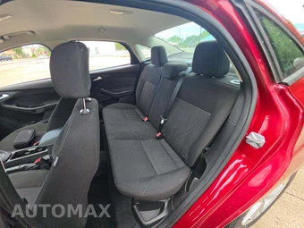 2015 Ford Focus SE Sedan – miniatura 13
