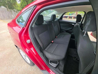 2015 Ford Focus SE Sedan – miniatura 16