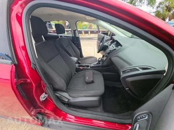 2015 Ford Focus SE Sedan – miniatura 18