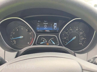 2015 Ford Focus SE Sedan – miniatura 9