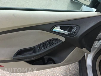 2015 Ford Focus SE Sedan – miniatura 24