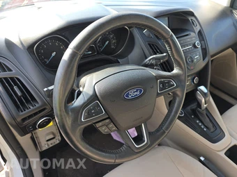 2015 Ford Focus SE Sedan – miniatura 10