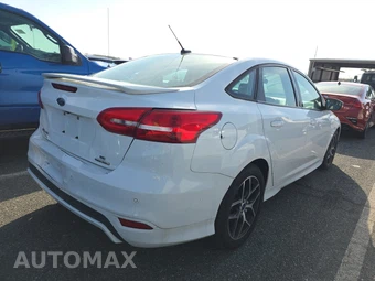 2015 Ford Focus SE Sedan – miniatura 4