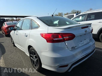 2015 Ford Focus SE Sedan – miniatura 6