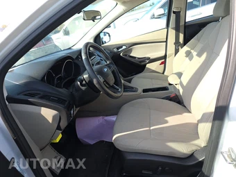 2015 Ford Focus SE Sedan – miniatura 7