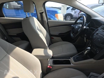 2015 Ford Focus SE Sedan – miniatura 8