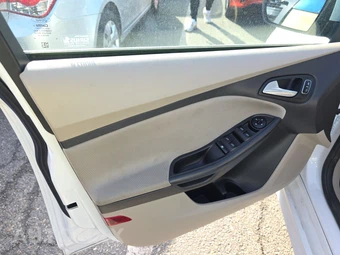 2015 Ford Focus SE Sedan – miniatura 9