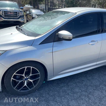 2015 Ford Focus SE Sedan - miniatura 3