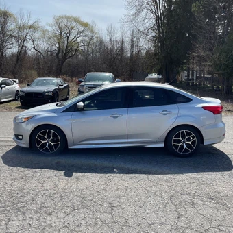 2015 Ford Focus SE Sedan - miniatura 4