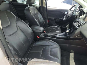 2015 Ford Focus Titanium Sedan - miniatura 18