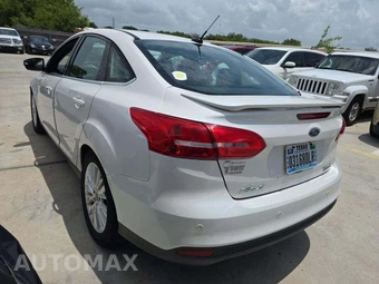 2015 Ford Focus Titanium Sedan - miniatura 2