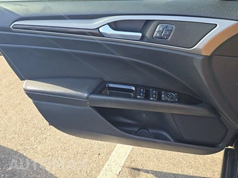 2015 Ford Fusion Hybrid SE – miniatura 9