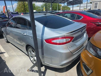 2015 Ford Fusion SE - miniatura 2