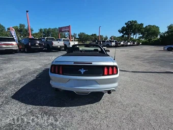 2015 Ford Mustang V6 Convertible – miniatura 4