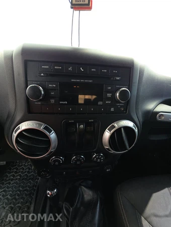 2015 Jeep Wrangler Sahara - miniatura 11