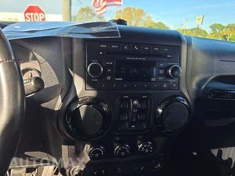 2015 Jeep Wrangler Unlimited Altitude Edition - miniatura 10