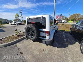 2015 Jeep Wrangler Unlimited Altitude Edition - miniatura 3