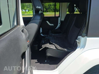 2015 Jeep Wrangler Unlimited Freedom Edition - miniatura 10
