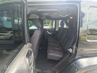 2015 Jeep Wrangler Unlimited Sahara - miniatura 10