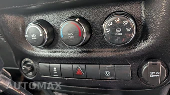 2015 Jeep Wrangler Unlimited Sahara - miniatura 43