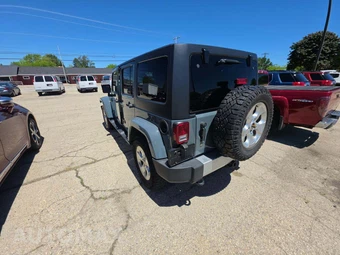 2015 Jeep Wrangler Unlimited Sahara - miniatura 2